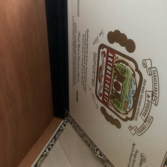 “Wanted” woman painted onto Arturo Fuente cigar box by hand. - Picture 3 of 10